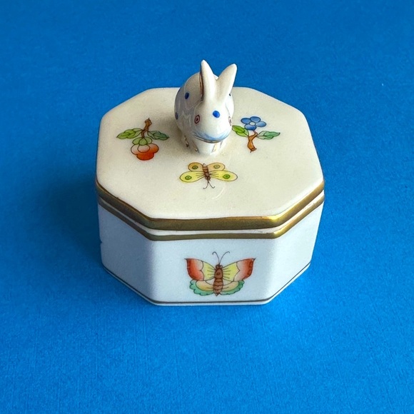 Herend Queen Victoria Octagonal Trinket Box w Bunny Butterflies Flowers - Picture 3 of 12